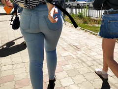 Juicy ass college girls shaking in tight jeans