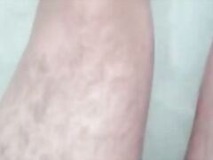 Die Geile Feinstrumpfhose in der Badewanne